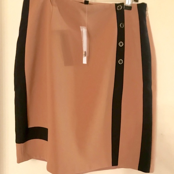 NWT WHBM tan/camel and black skirt. Size 6. - Picture 6 of 8
